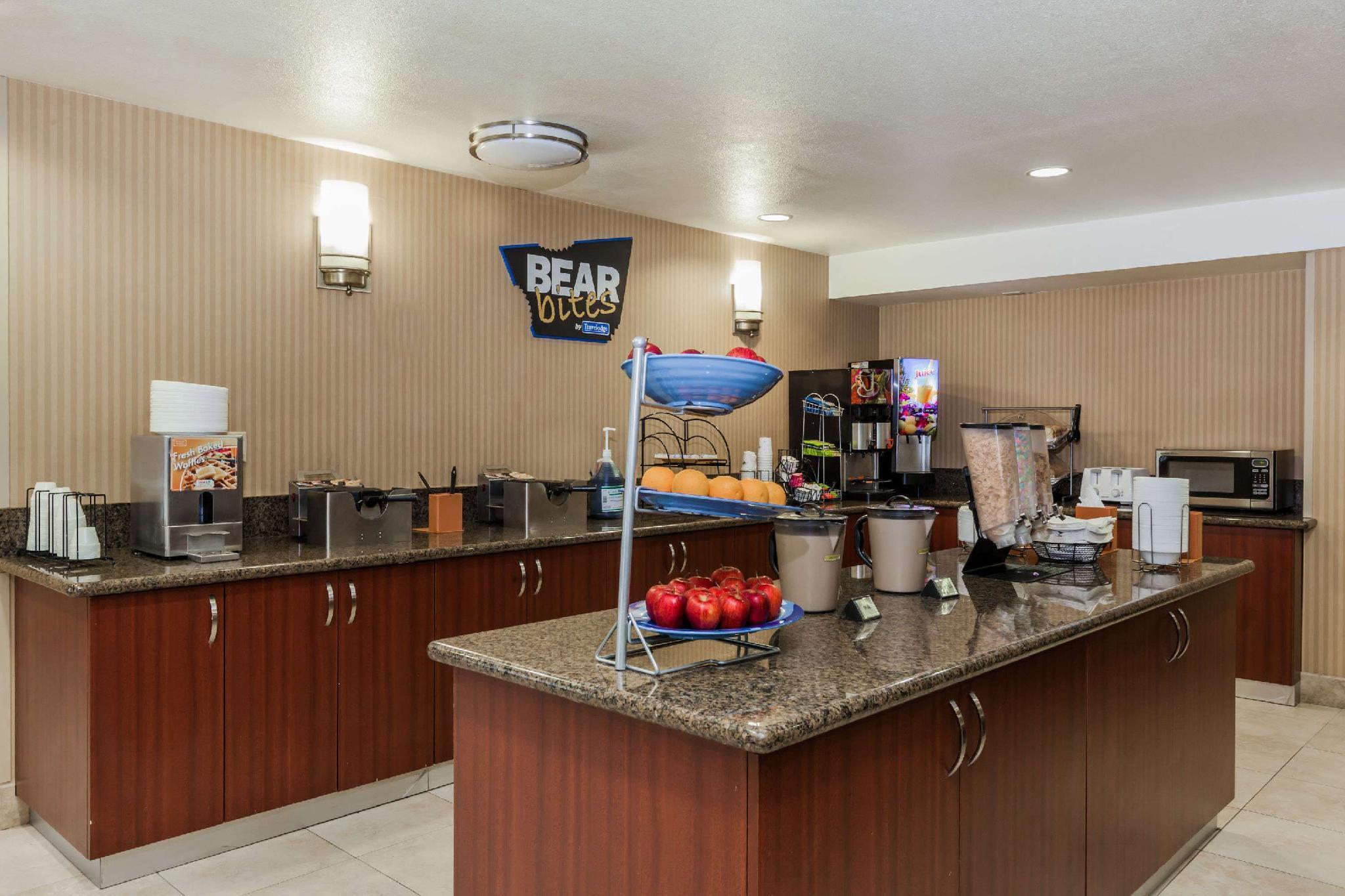 Travelodge By Wyndham Sylmar Ca Hotel 2*